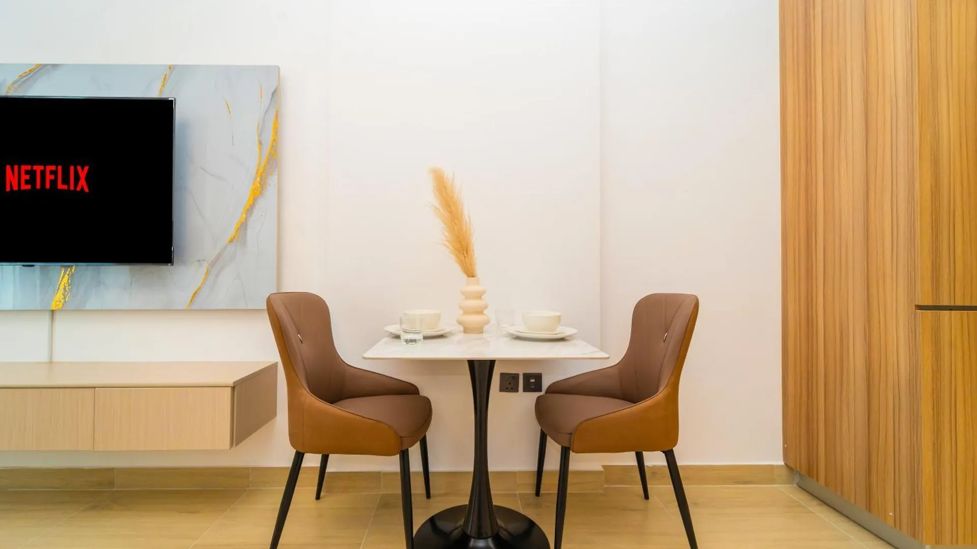 Appartamento Elegant Jvc Stay Luxury Amid Nature Dubai