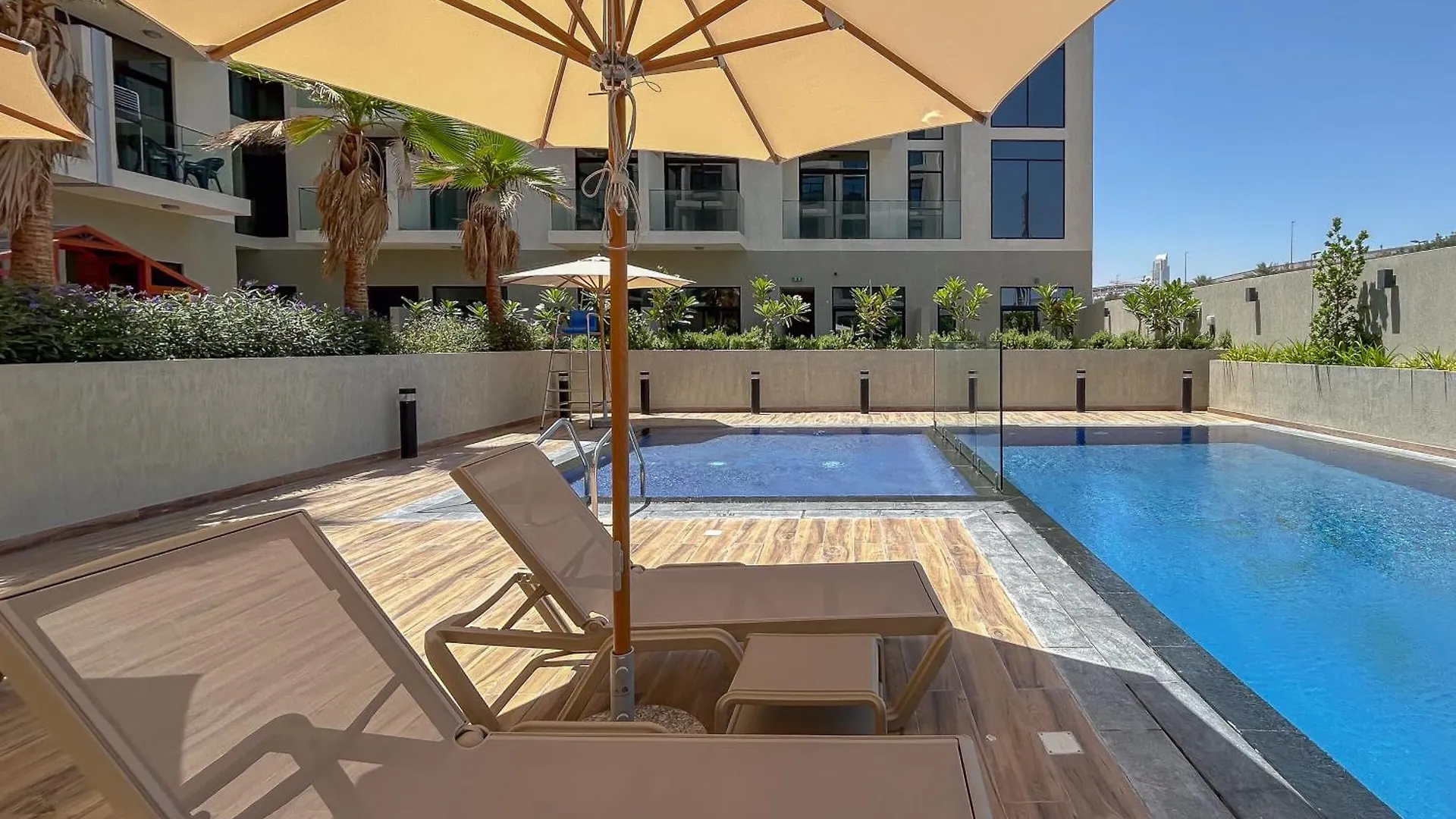 Elegant Jvc Stay Luxury Amid Nature Dubai Appartamento